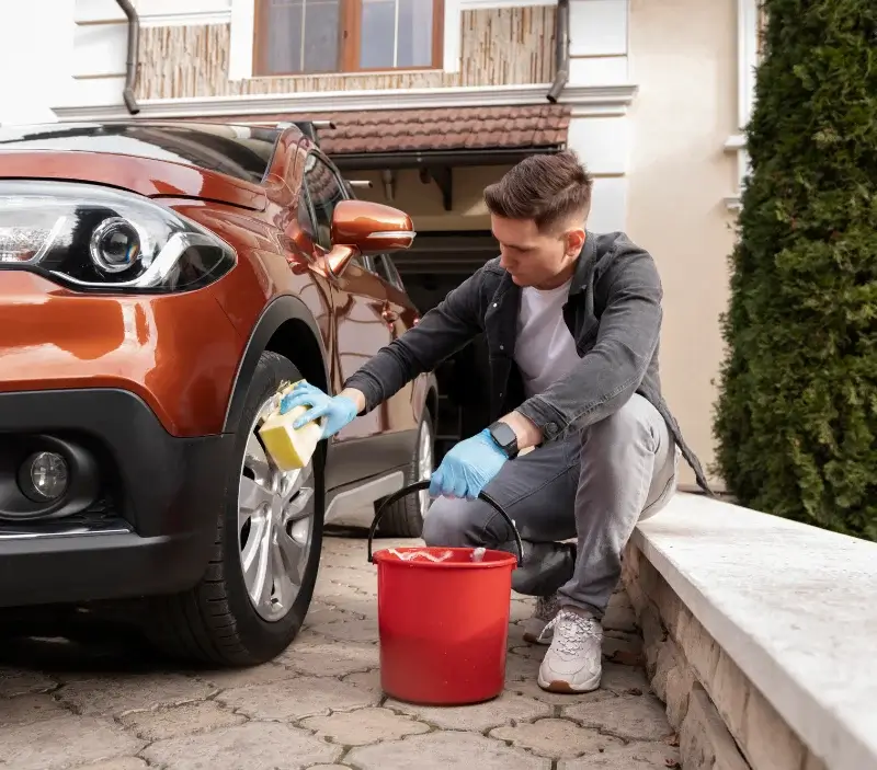 Lavage auto à domicile Villennes-sur-Seine : professionnel intervenant sur un véhicule